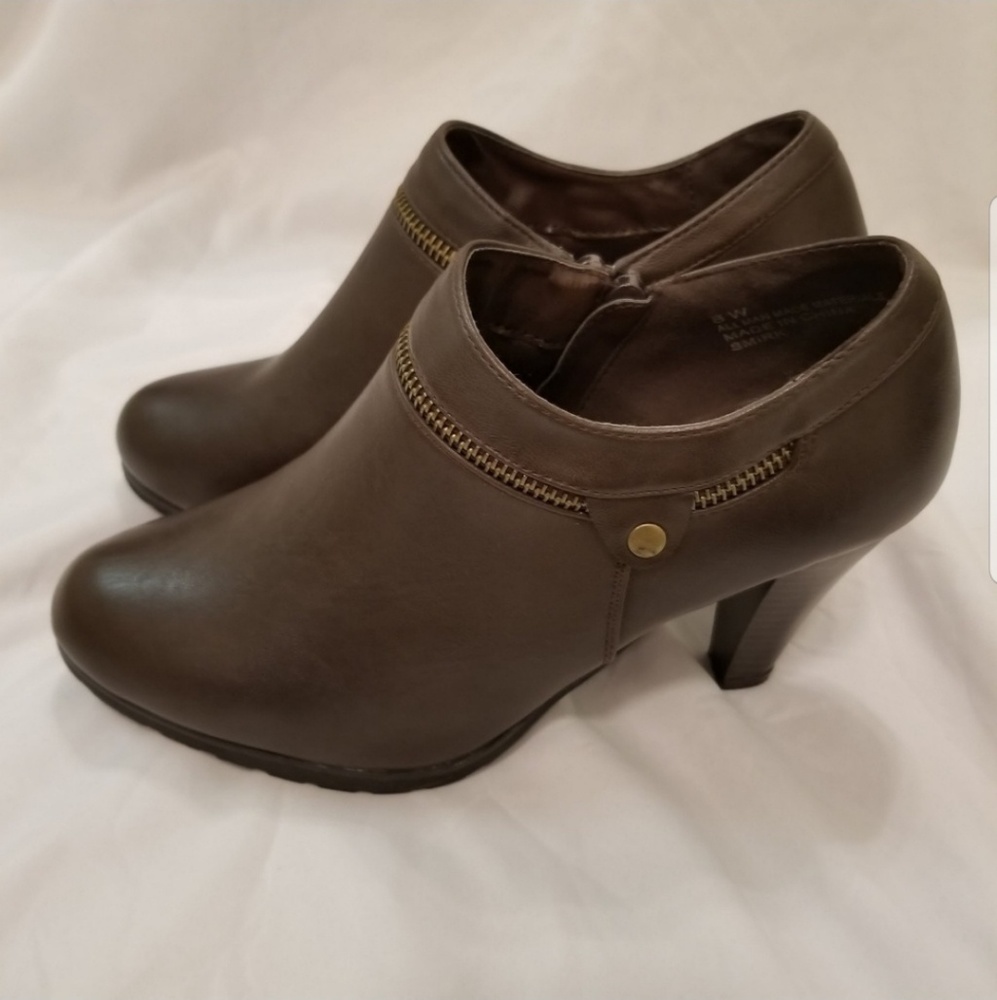 EUC White Mountain Ankle Booties